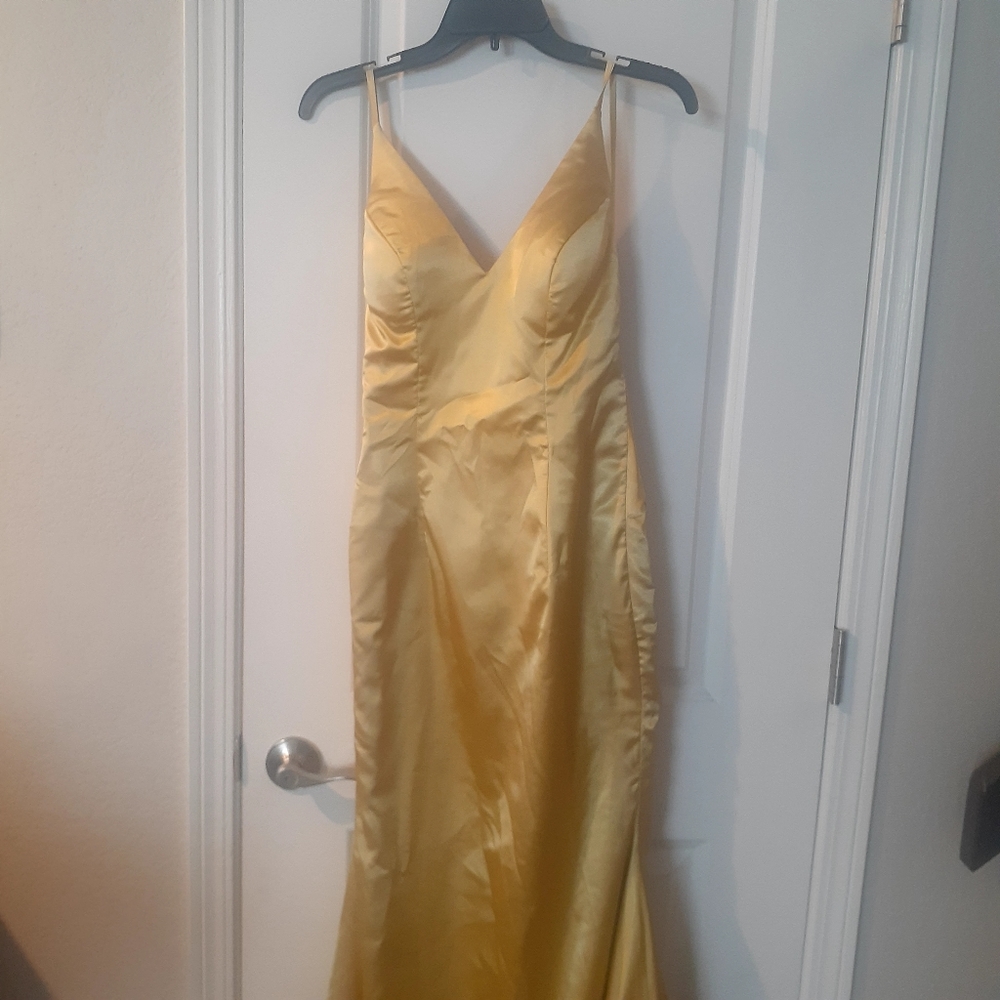 Breathtaking golden bridesmaid dress.